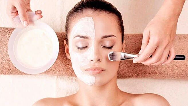 Usoro ịkpụcha akpụkpọ ihu iji megharịa epidermis